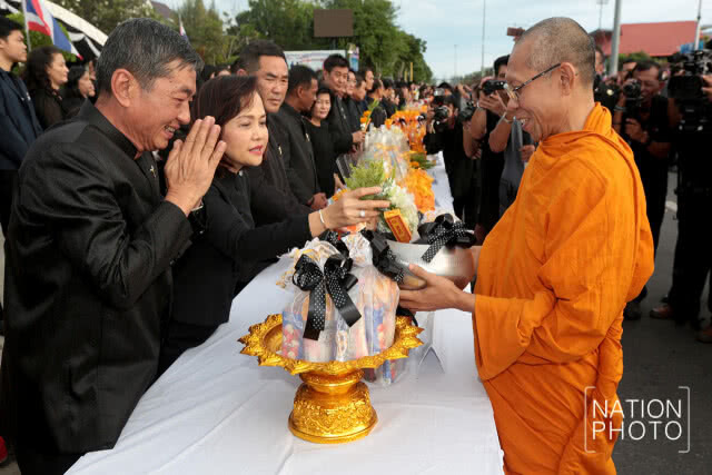 (ภาพชุด)จ.สงขลา ร่วมพิธีตักบาตรบำเพ็ญกุศลอุทิศถวายแด่ในหลวง ร.9 ครบ 1 ปี เสด็จสู่สวรรคาลัย