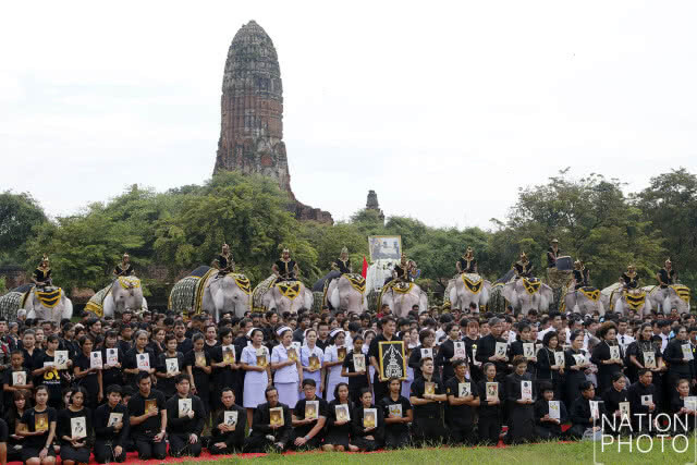 วังช้างอยุธยา แล เพนียด นำช้างจำนวน 9 เชือก ร่วมยืนถวายอาลัยเป็นเวลา 89 วินาที