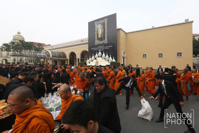ทำเนียบรัฐบาล ทำบุญตักบาตรพระสงฆ์ 89 รูป