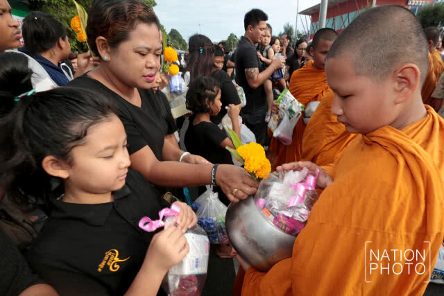 (ภาพชุด)จ.สงขลา ร่วมพิธีตักบาตรบำเพ็ญกุศลอุทิศถวายแด่ในหลวง ร.9 ครบ 1 ปี เสด็จสู่สวรรคาลัย