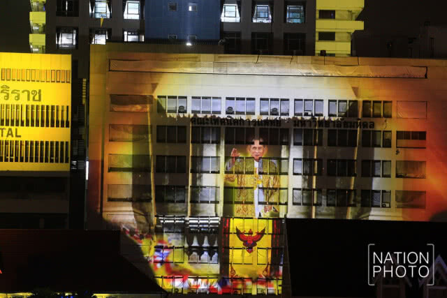 (ภาพชุด) ยิงแสงเลเซอร์พระบรมฉายาลักษณ์ ในหลวง ร.9 ไปยังคณะเทคนิคการแพทย์ ถวายราชสักการะ
