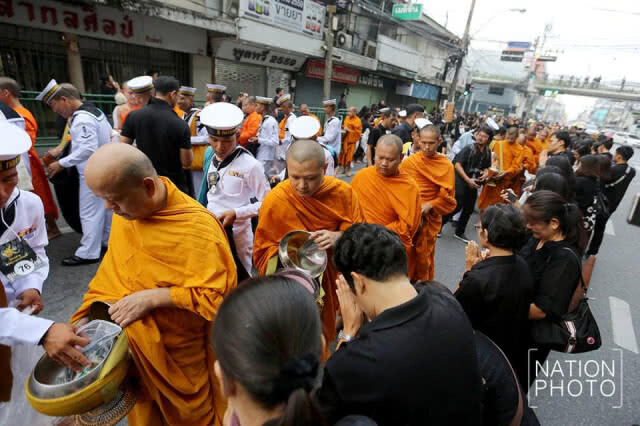 "ศิริราช" ทำบุญตักบาตรครบรอบ 1 ปีการสวรรคต รัชกาลที่ 9