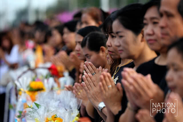(ภาพชุด)จ.สงขลา ร่วมพิธีตักบาตรบำเพ็ญกุศลอุทิศถวายแด่ในหลวง ร.9 ครบ 1 ปี เสด็จสู่สวรรคาลัย