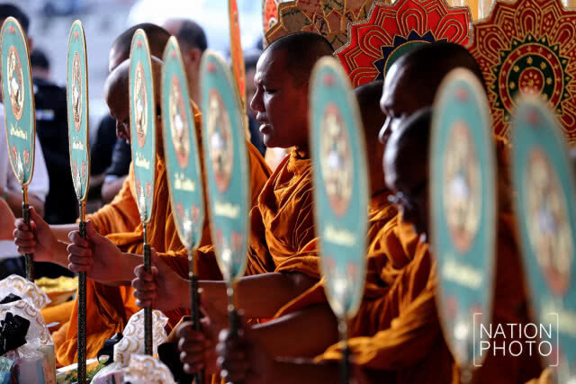 (ภาพชุด)จ.สงขลา ร่วมพิธีตักบาตรบำเพ็ญกุศลอุทิศถวายแด่ในหลวง ร.9 ครบ 1 ปี เสด็จสู่สวรรคาลัย