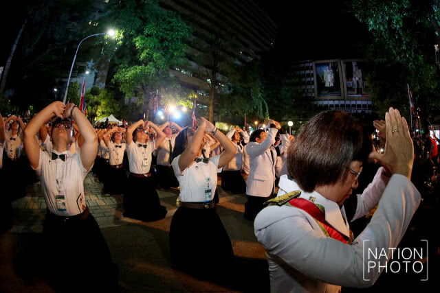 (ภาพชุด) คณะแพทย์และบุคลากรศิริราชร่วมพิธีศิระกรานพระภูบาลนวมินทร์