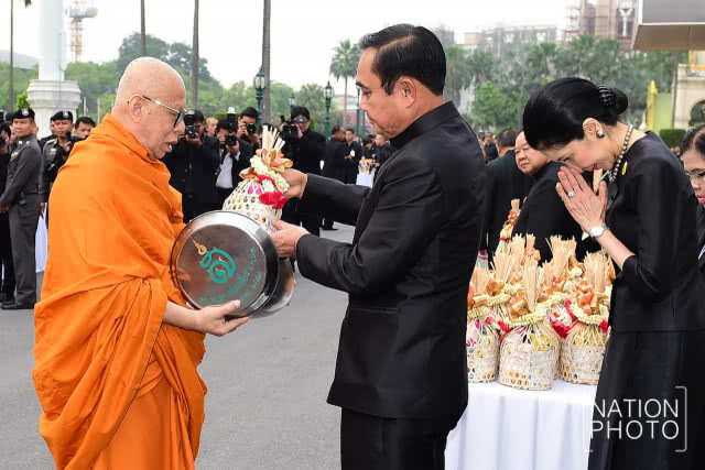 ทำเนียบรัฐบาล ทำบุญตักบาตรพระสงฆ์ 89 รูป