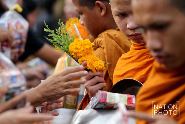 (ภาพชุด)จ.สงขลา ร่วมพิธีตักบาตรบำเพ็ญกุศลอุทิศถวายแด่ในหลวง ร.9 ครบ 1 ปี เสด็จสู่สวรรคาลัย