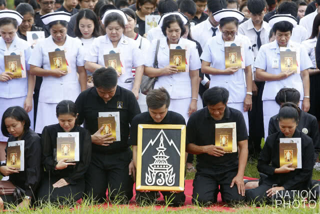 วังช้างอยุธยา แล เพนียด นำช้างจำนวน 9 เชือก ร่วมยืนถวายอาลัยเป็นเวลา 89 วินาที