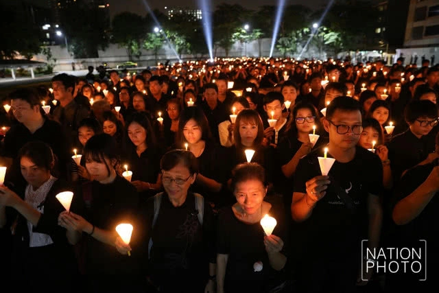 ปชช.ร่วมจุดเทียนถวาย ความอาลัย "แสงแห่งรัก" เพื่อพ่อ