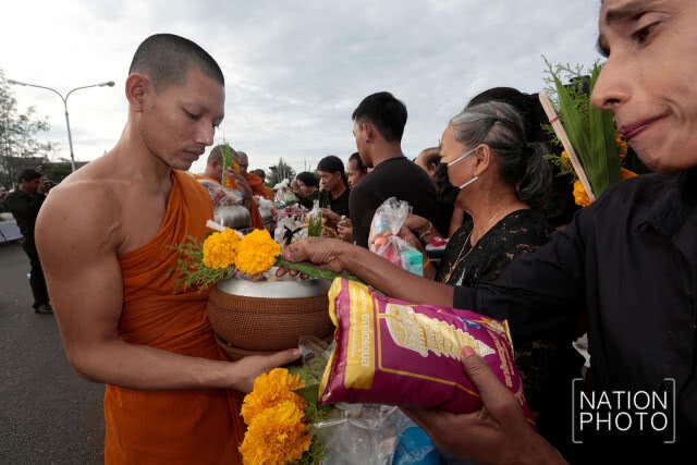 (ภาพชุด)จ.สงขลา ร่วมพิธีตักบาตรบำเพ็ญกุศลอุทิศถวายแด่ในหลวง ร.9 ครบ 1 ปี เสด็จสู่สวรรคาลัย
