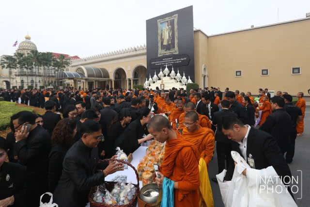 ทำเนียบรัฐบาล ทำบุญตักบาตรพระสงฆ์ 89 รูป