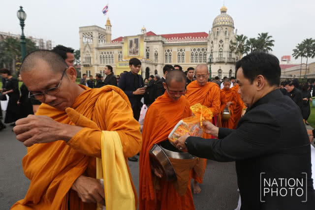 ทำเนียบรัฐบาล ทำบุญตักบาตรพระสงฆ์ 89 รูป