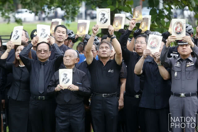 วังช้างอยุธยา แล เพนียด นำช้างจำนวน 9 เชือก ร่วมยืนถวายอาลัยเป็นเวลา 89 วินาที