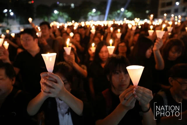 ปชช.ร่วมจุดเทียนถวาย ความอาลัย "แสงแห่งรัก" เพื่อพ่อ