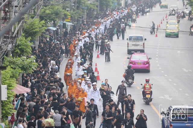 "ศิริราช" ทำบุญตักบาตรครบรอบ 1 ปีการสวรรคต รัชกาลที่ 9