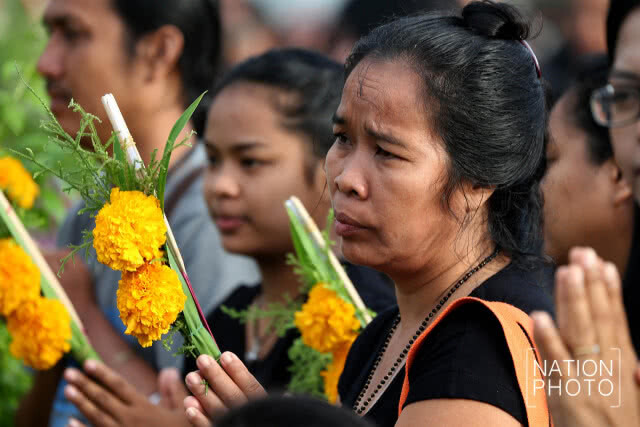 (ภาพชุด)จ.สงขลา ร่วมพิธีตักบาตรบำเพ็ญกุศลอุทิศถวายแด่ในหลวง ร.9 ครบ 1 ปี เสด็จสู่สวรรคาลัย