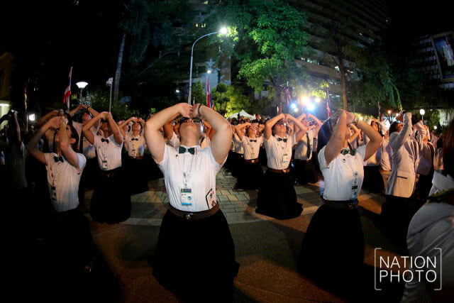 (ภาพชุด) คณะแพทย์และบุคลากรศิริราชร่วมพิธีศิระกรานพระภูบาลนวมินทร์