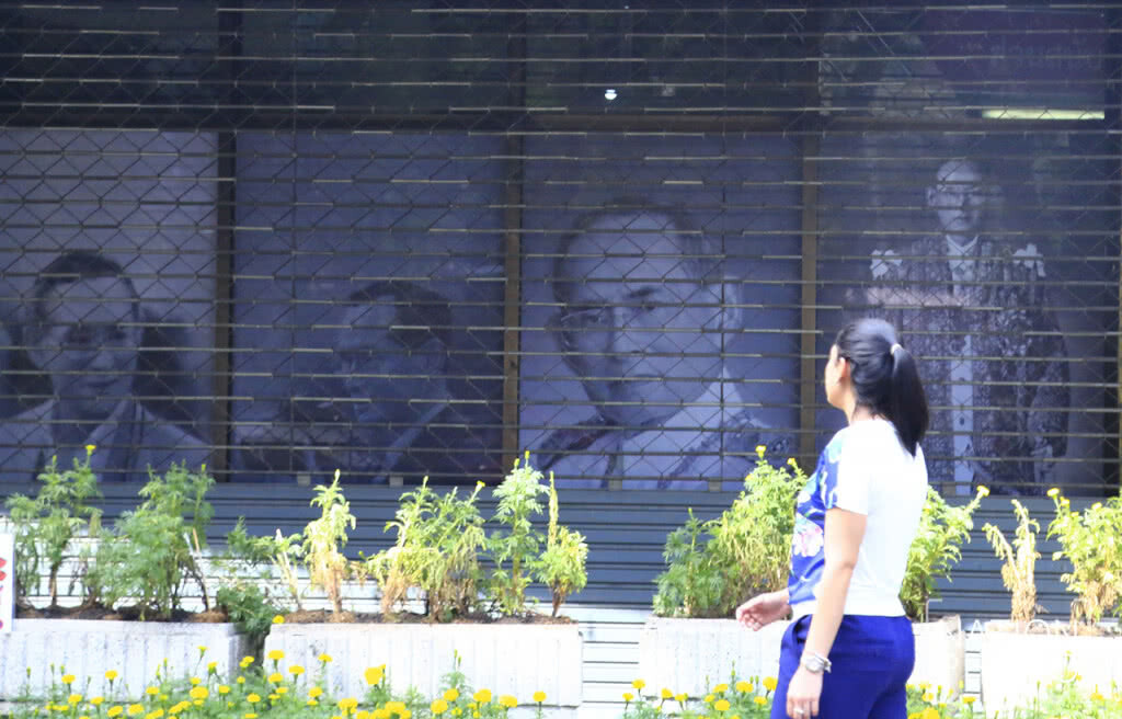 พระบรมฉายาลักษณ์ ในหลวง ร.9 หน้าศึกษาภัณฑ์ พระบรมฉายาลักษณ์ ในหลวง ร.9 หน้าศึกษาภัณฑ์
