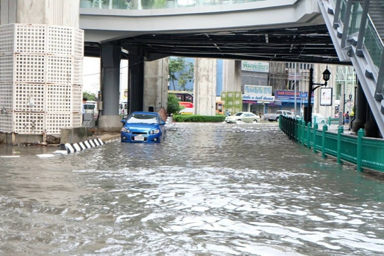 รถจอดใต้ดินคอนโดจมนำ้ทั้งคัน หลังฝนตกหนัก