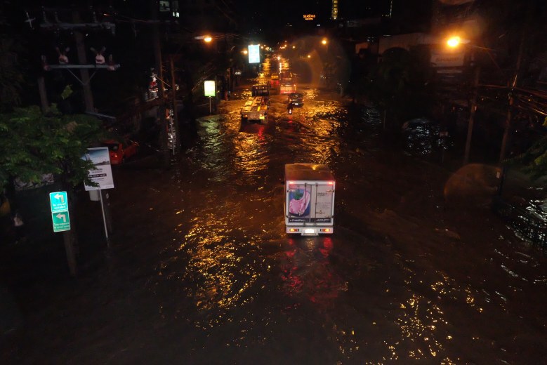 รถจอดใต้ดินคอนโดจมนำ้ทั้งคัน หลังฝนตกหนัก