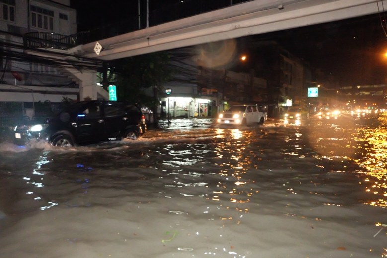 รถจอดใต้ดินคอนโดจมนำ้ทั้งคัน หลังฝนตกหนัก