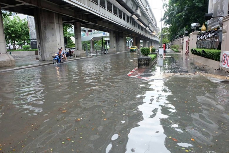 รถจอดใต้ดินคอนโดจมนำ้ทั้งคัน หลังฝนตกหนัก