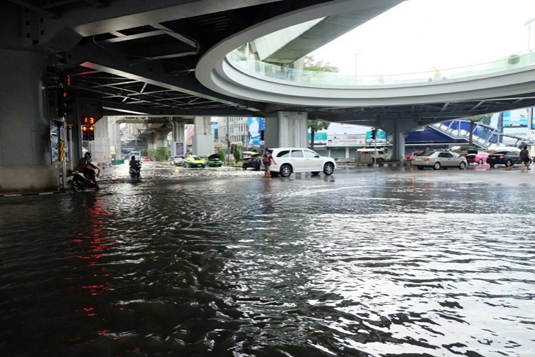 รถจอดใต้ดินคอนโดจมนำ้ทั้งคัน หลังฝนตกหนัก