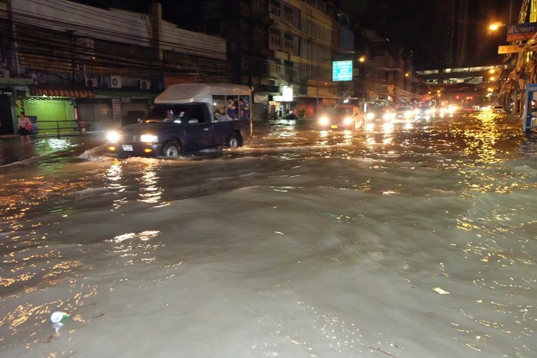 รถจอดใต้ดินคอนโดจมนำ้ทั้งคัน หลังฝนตกหนัก
