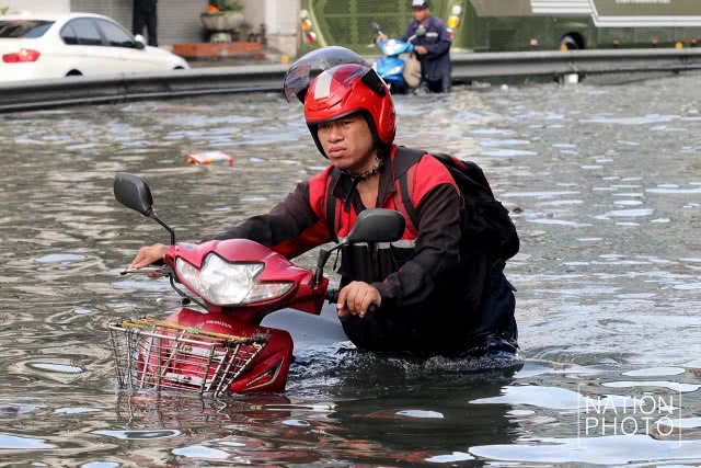 ถนนอโศก-ดินแดงกลายเป็นคลองหลังฝนถล่มกรุงทั้งคืน