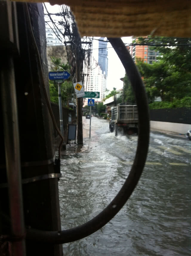 (รวมภาพ) ฝนถล่มกรุง 
เช้าวันนี้..(14 ต.ค.)
น้ำท่วมหลายจุดในกทม.