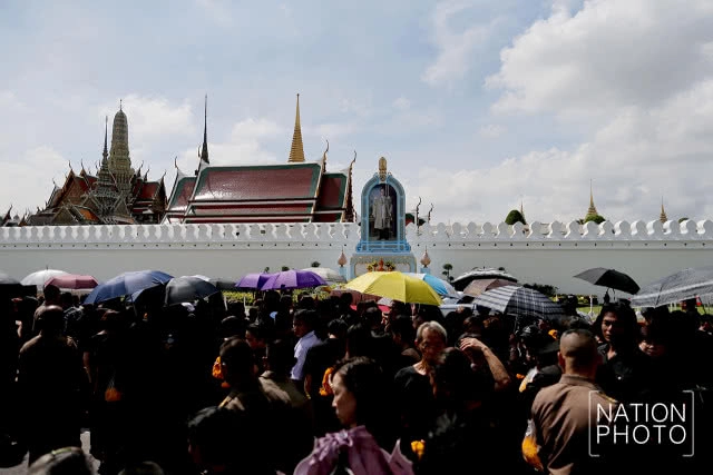 สมเด็จพระเจ้าอยู่หัว ร.10 ทรงพระกรุณาโปรดเกล้าฯ ตั้งซุ้มพระบรมฉายาลักษณ์ ร.9