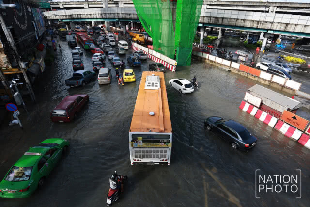 น้ำท่วมขังถนนพหลโยธินหลังฝนตกหนักตลอดคืน