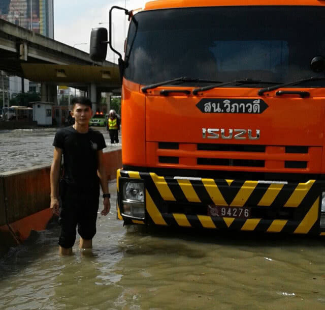 "ศรีวราห์" สั่ง ตร.ทุกหน่วย ช่วยเหลือ ปชช. แก้วิกฤตจราจร ถนนวิภาฯ