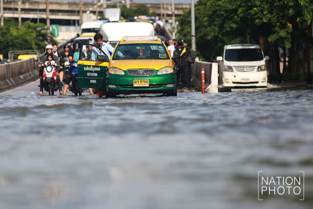 น้ำท่วมขังถนนพหลโยธินหลังฝนตกหนักตลอดคืน