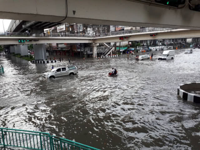(รวมภาพ) ฝนถล่มกรุง 
เช้าวันนี้..(14 ต.ค.)
น้ำท่วมหลายจุดในกทม.