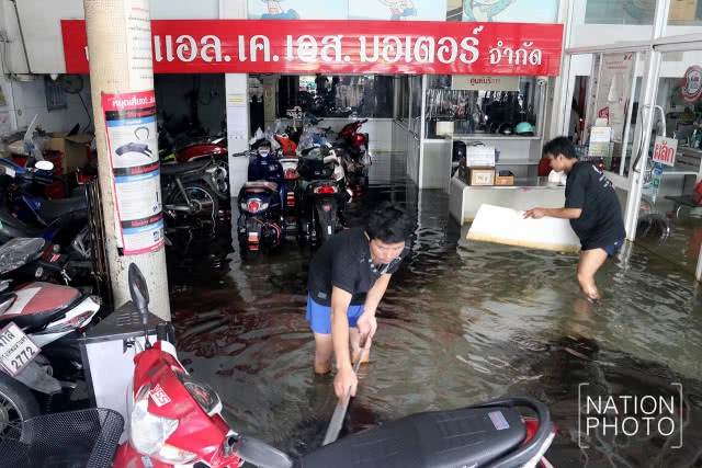 ถนนอโศก-ดินแดงกลายเป็นคลองหลังฝนถล่มกรุงทั้งคืน