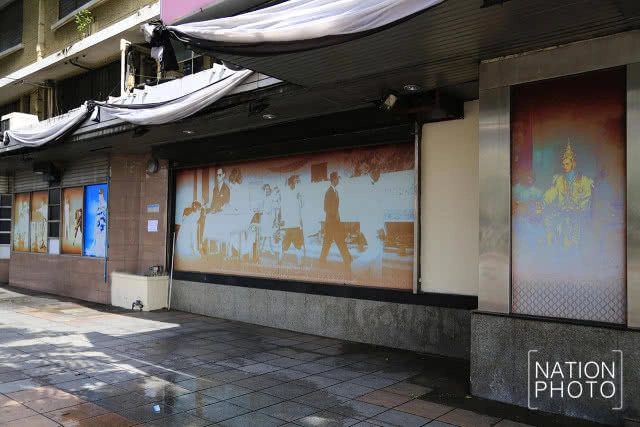 พระบรมฉายาลักษณ์ ในหลวง ร.9 หน้าศึกษาภัณฑ์