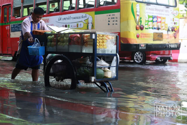 น้ำท่วมขังถนนพหลโยธินหลังฝนตกหนักตลอดคืน