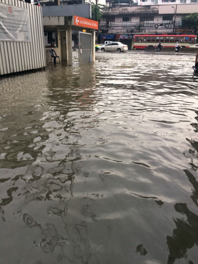 (รวมภาพ) ฝนถล่มกรุง 
เช้าวันนี้..(14 ต.ค.)
น้ำท่วมหลายจุดในกทม.