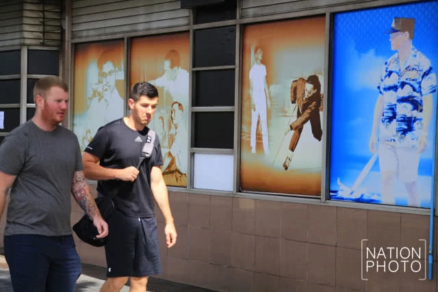 พระบรมฉายาลักษณ์ ในหลวง ร.9 หน้าศึกษาภัณฑ์