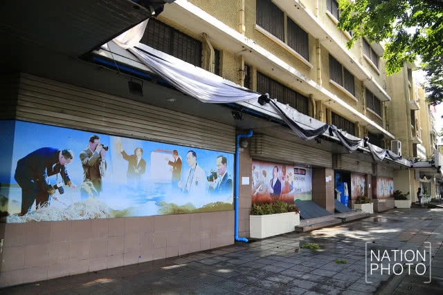 พระบรมฉายาลักษณ์ ในหลวง ร.9 หน้าศึกษาภัณฑ์