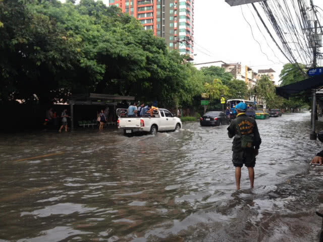 (รวมภาพ) ฝนถล่มกรุง 
เช้าวันนี้..(14 ต.ค.)
น้ำท่วมหลายจุดในกทม.
