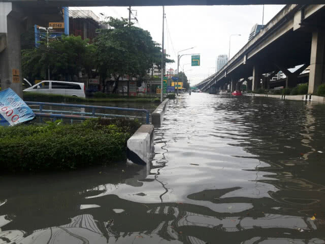 (รวมภาพ) ฝนถล่มกรุง 
เช้าวันนี้..(14 ต.ค.)
น้ำท่วมหลายจุดในกทม.