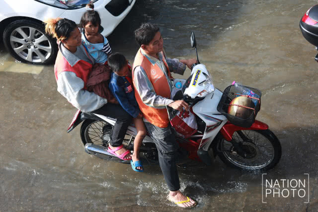น้ำท่วมขังถนนพหลโยธินหลังฝนตกหนักตลอดคืน
