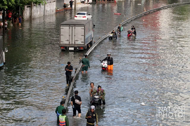 ถนนอโศก-ดินแดงกลายเป็นคลองหลังฝนถล่มกรุงทั้งคืน