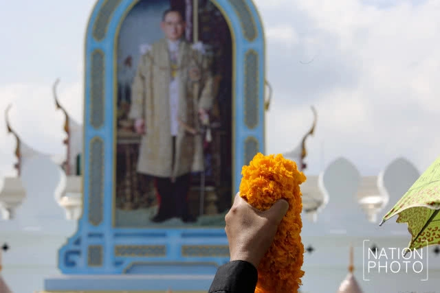 สมเด็จพระเจ้าอยู่หัว ร.10 ทรงพระกรุณาโปรดเกล้าฯ ตั้งซุ้มพระบรมฉายาลักษณ์ ร.9