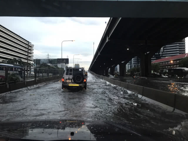 (รวมภาพ) ฝนถล่มกรุง 
เช้าวันนี้..(14 ต.ค.)
น้ำท่วมหลายจุดในกทม.