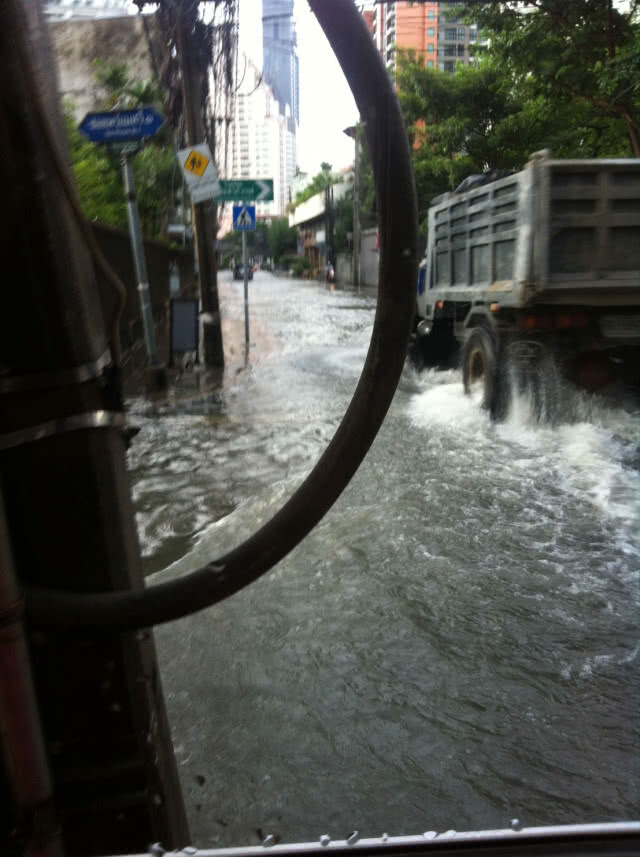 (รวมภาพ) ฝนถล่มกรุง 
เช้าวันนี้..(14 ต.ค.)
น้ำท่วมหลายจุดในกทม.