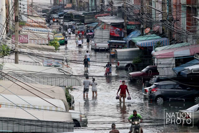 ถนนอโศก-ดินแดงกลายเป็นคลองหลังฝนถล่มกรุงทั้งคืน