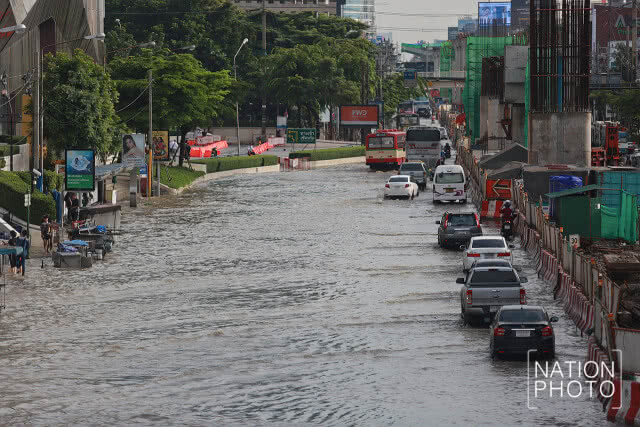 น้ำท่วมขังถนนพหลโยธินหลังฝนตกหนักตลอดคืน